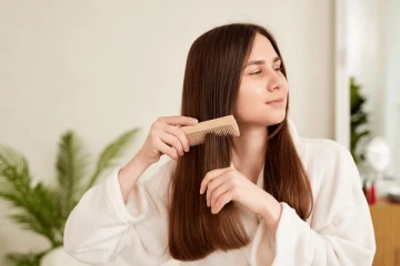 முடி உதிர்வு, பொடுகு தொல்லை அதிகமாக இருக்கின்றதா? இந்த ஒரு தவறு தான் காரணமாம்