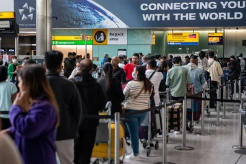 பிரித்தானிய விமான நிலையங்களில் சிரமத்திற்கு உள்ளாகும் பயணிகள்: வெளியான காரணம்