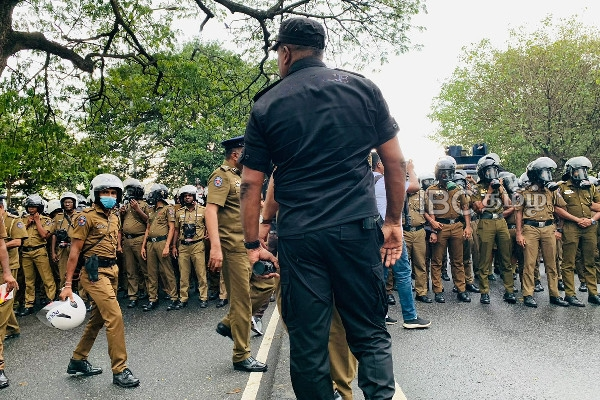 கொழும்பில் பதற்றம்! ஆர்ப்பாட்டக்காரர்கள் மீது கண்ணீர்ப்புகை பிரயோகம் (காணொளி) | Court Bans Sjp From Colombo Protest