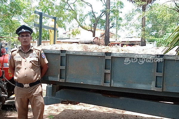 சட்டவிரோதமாக மண் ஏற்றிய உழவு இயந்திரத்துடன் ஒருவர் கைது (Photo) | Batticaloa A Person Arrested With A Plow
