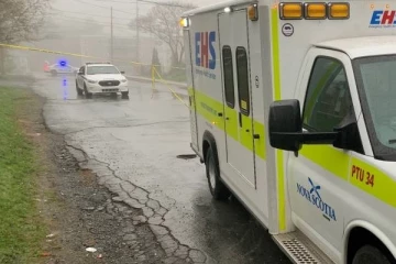 கனடாவில் நள்ளிரவு 12.30 மணிக்கு படுகாயத்துடன் கிடந்த பெண் யார்? உயிரிழந்துவிட்டதாக தகவல்