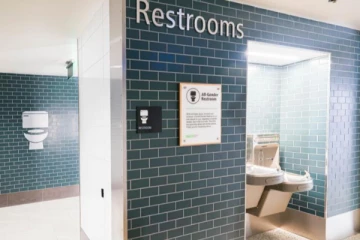 அலுவலக பெண்கள் கழிவறைக்குள் இளைஞர் செய்த செயலால் பெரும் அதிர்ச்சி