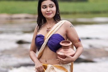 சேலையில் நனைந்து கிளாமராக போஸ் கொடுத்த தர்ஷா குப்தா