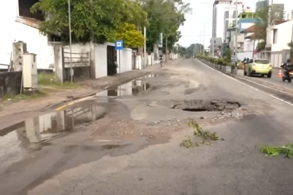 கொழும்பில் திடீரென தாழிறங்கிய வீதியால் ஏற்பட்ட சிக்கல் | Road Section Sinking In Borella Police Request