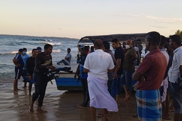 தைப்பொங்கல் தினத்தில் கடலில் அள்ளுண்ட மாணவர்கள்!! மீட்பு பணிகள் தீவிரம் - ஐபிசி தமிழ்