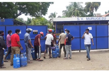 யாழில் எரிவாயு சிலிண்டர்களை கொள்வனவு செய்வதற்காக மக்கள் நீண்ட வரிசையில் காத்திருப்பு(Video)
