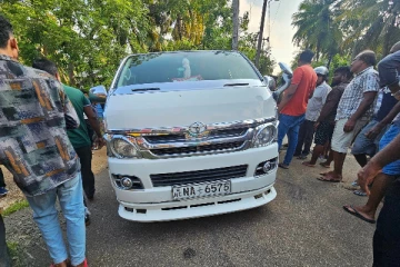 யாழில் கோர விபத்து; புகையிரதத்துடன் மோதிய வான்