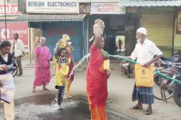 பால்குடம், தீச்சட்டி எடுத்துச் சென்ற பக்தர்கள் மேல் தண்ணீர் ஊற்றி குளிர வைத்த இஸ்லாமியர் - குவியும் பாராட்டு - தமிழ்நாடு