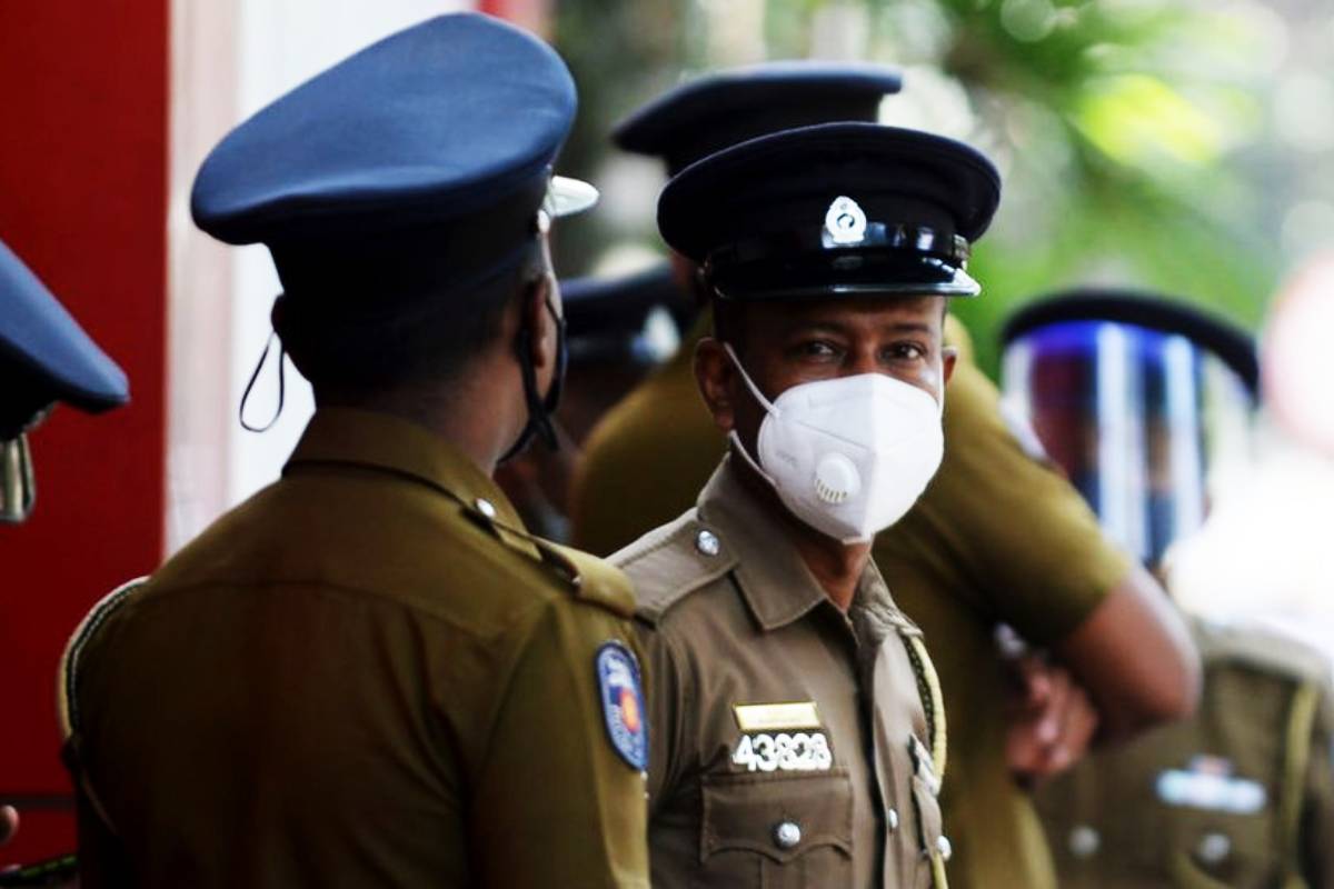 மரத்தில் தொங்கிய நிலையில் சடலமாக மீட்கப்பட்ட பிரித்தானிய பிரஜை! | Uk National Found Dead In Matara Temple