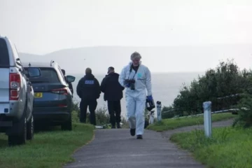 பிரித்தானியாவில் குன்றின் பாதையில் கிடந்த மனித உடல் எச்சங்கள்: 2 பேரை கைது செய்த பொலிஸார்