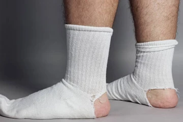 சாக்ஸ் கிழியும் வரை பயன்படுத்துகின்றீர்களா ; அதில் உள்ள ஆபத்து தெரியுமா?