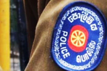 තරුණියකගෙන් පොලිස් නිලධාරියෙකුට ප්‍රහාරයක්.