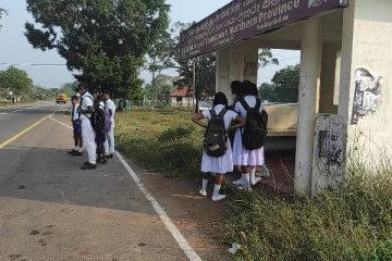 பேருந்துகளில் ஏற்றாமையால் பரீட்சைக்கு செல்லமுடியாது வீதியில் தவித்த மாணவர்கள் (Photos)