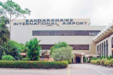 வெளிநாட்டிலிருந்து கட்டுநாயக்காவில் தரையிறங்கிய இளம் தம்பதி கைது