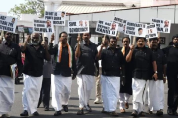 சட்டப்பேரவையில் எதிர்ப்பு பதாகைகளுடன் நுழைந்த காங்கிரஸ் எம்எல்ஏக்கள் : அனுமதி மறுப்பால் பரபரப்பு