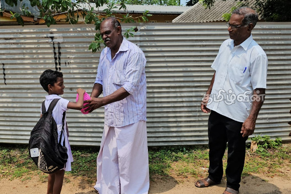 இந்திய இழுவைப் படகுகள் அட்டகாசம்: பேச்சுவார்த்தைக்கு இந்தியா செல்வதற்கு உண்டியல் குலுக்கல்(Video) | Indian Trawlers Illegal Fishing Srilanka