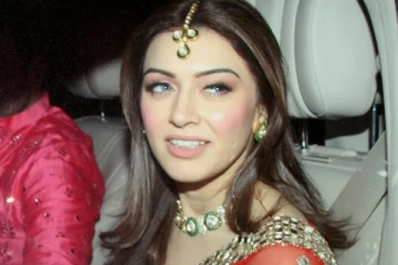 அழகு சிலையாய் சிவப்பு சேலையில் ஜொலித்த ஹன்சிகா! தடல்புடலாக ஆரம்பமான திருமணம்