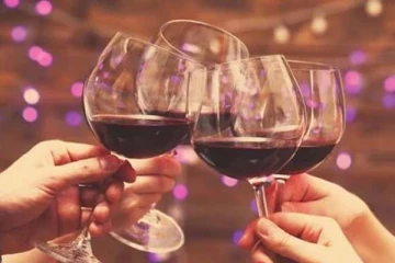 தந்தைக்கு மது ஊற்றிக்கொடுத்த மகள்: அடுத்த நொடியே மயங்கிய தந்தைக்கு நிகழ்ந்த கொடுமை