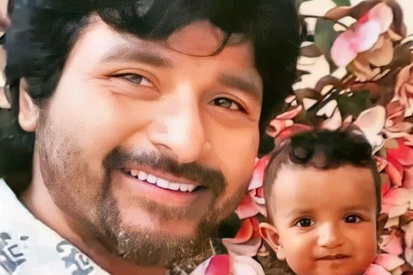 அப்படியே சிவகார்த்திகேயனை  உரித்து வைத்திருக்கும் மகன்..! முதல் முறையாக வெளியான புகைப்படம்! | Actor Sivakarthikeyan Son
