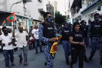 විරෝධතාවයේ නිරත ශ්රී ලාංකිකයින් මාලදිවයින් පොලිස් අත්අඩංගුවට - මේ මොහොතේ නවතම තත්වය..(VIDEO)
