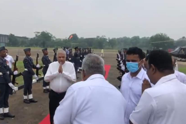 வன்னி கூட்டுப்படை தலைமையகத்தில் ஜனாதிபதி; வரவேற்ற டக்லஸ்(Photos) | President Ranil Visit North