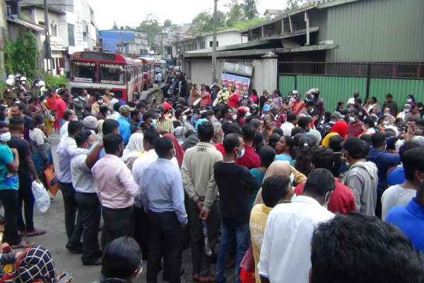 மண்ணெண்ணெய் வழங்குமாறு கோரி ஹட்டனில் போராட்டம்: போக்குவரத்தும் ஸ்தம்பிதம் (Photos) | Cory Hutton Fights For Kerosene Traffic Jams