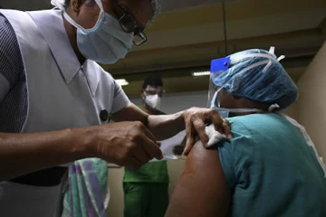 தடுப்பூசி ஏற்றுவதில் உலக அளவில் இலங்கை முதலிடம்!