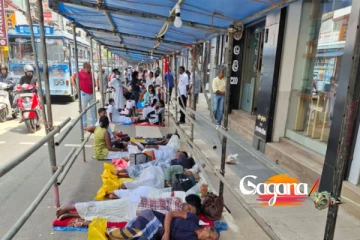 දලදා වඳින්න ඊයේ සිට පෝලිම්.. කිලෝමීටර ගණන් පාරේ නිදියති..