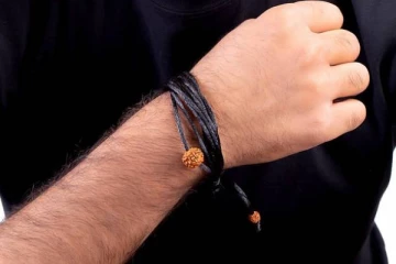 கருப்பு கயிற்றை இந்த ராசியினர் கையில் கட்டினால் ஆபத்து… யார் யாருக்கு பேரதிர்ஷ்டம் தெரியுமா?