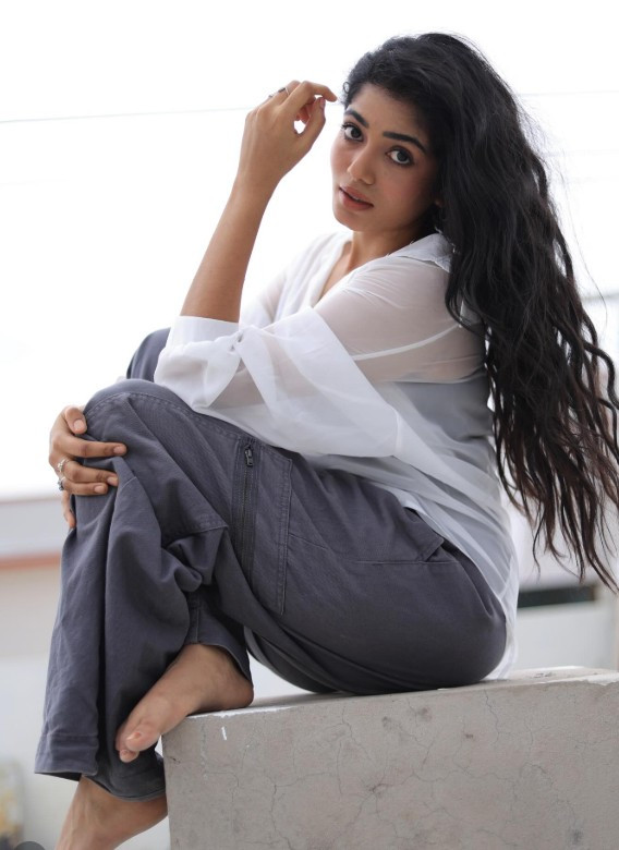 பிக்பாஸில் இருந்து சமீபத்தில் வெளியேறிய வியானாவின் அழகிய போட்டோஸ் 5 Gallery