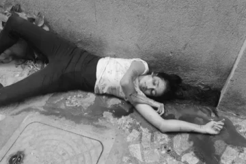 காதலனை காண ரிஸ்க் எடுத்த பெண்- மாடியிலிருந்து தவறி விழுந்து பலி!