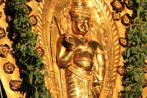 அதிகாலை 2 மணிக்கே நடைதிறக்கும் அதிசய கிருஷ்ணன் கோயில் | Kerala Thiruvarppu Krishnar Temple History