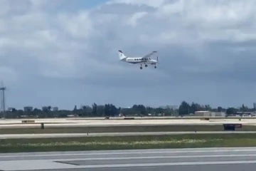 நடுவானில் பைலட் மயக்கம் - விமானத்தை ஓட்டிய பயணி பத்திரமாக தரையிறக்கினார்..!