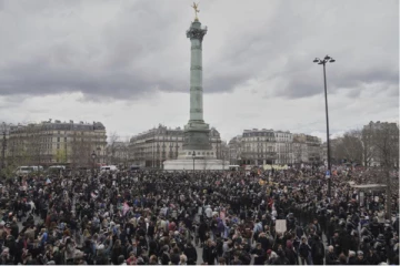 பிரான்ஸ் தெருக்களில் திரண்ட பல்லாயிரக்கணக்கான பொதுமக்கள்: என்ன காரணத்துக்காக?