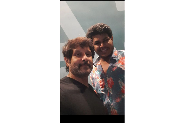 கொரோனா பாதிப்பில் இருந்து குணமடைந்த நடிகர் விக்ரம்- நோய் தொற்றிற்கு பிறகு எப்படி உள்ளார் பாருங்க | Vikram Pic After Corona