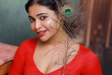 நடிகை தர்ஷா குப்தா வேற லெவல் கவர்ச்சி போட்டோஷூட்