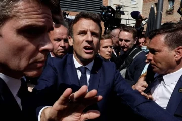 மக்ரோன் மீது தக்காளி வீசி தாக்குதல்! வெளியான வீடியோ