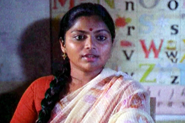 கேவலமாக நடந்து கொண்ட பிரபல நடிகை.. மனைவியின் தாலியை அடமானம் வைத்த பிரபல தயாரிப்பாளர்.. | Popular Actress Saritha Adament With Payment