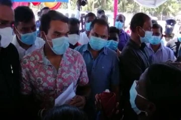 மகனின் விடுதலைக்காக நாமல் ராஜபக்சவிடம் கதறியழுத தாய்!