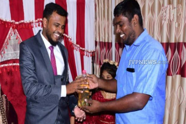 இலங்கையில் திருமண நிகழ்வில் மணமகனுக்கு அடித்த மிகபெரும் அதிர்ஷ்டம்! | Luck Groom Wedding Event Sri Lanka Petrol Gift