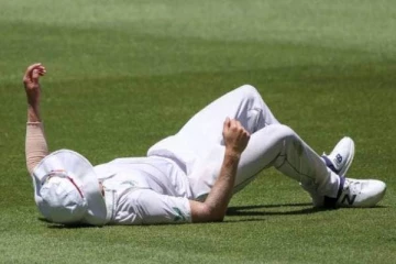 திடீரென பின்புறமாக தாக்கிய ஸ்பைடர் கமெரா! மைதானத்தில் நிலைதடுமாறி விழுந்த வீரரின் வீடியோ