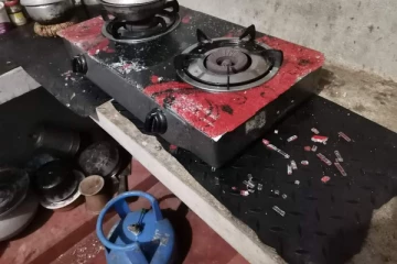 பெண் ஒருவர் சமைத்துக்கொண்டிருந்த போது வெடித்து சிதறிய எரிவாயு அடுப்பு