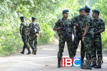 காட்டுப்பகுதியிலிருந்து மீட்கப்பட்ட ஆயுதங்கள்