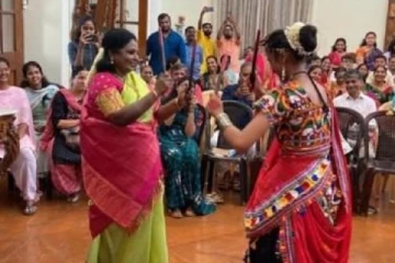 புதுச்சேரி ஆளுநர் மாளிகையில் நடனமாடிய ஆளுநர் தமிழிசை