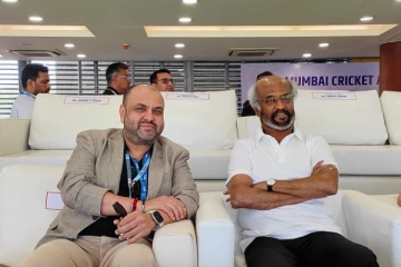 மும்பை கிரிக்கெட் மைதானத்திற்கு சர்ப்ரைலஸ் விசிட் கொடுத்த சூப்பர் ஸ்டார்! வைரலாகும் புகைப்படம்