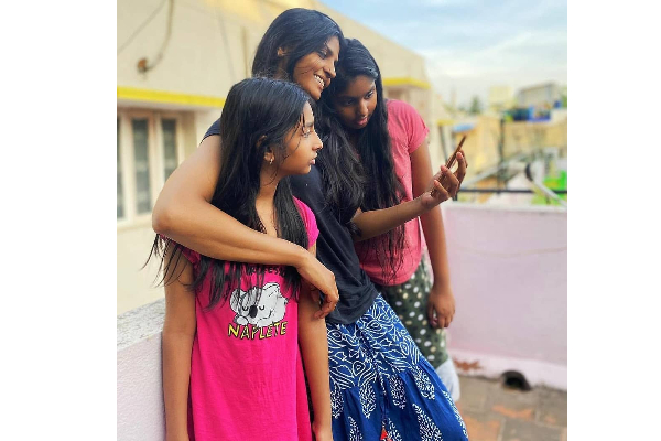 தனது மகள்களுடன் குக் வித் கோமாளி கனி எடுத்துக்கொண்ட சமீபத்திய புகைப்படம்.. | Cooku With Comali Kani With Her Daughters