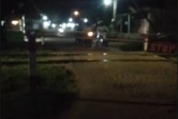 புகையிரத கடவை அருகே வீதி விளக்கு செயல் இழப்பு ; அசௌகரியங்களை எதிர்நோக்கும் பாதசாரிகள்