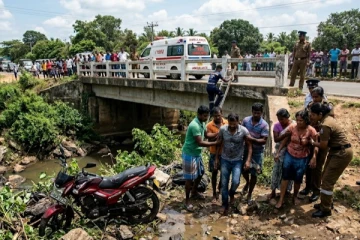 மோட்டார் சைக்கிள் பாலத்திலிருந்து வீழ்ந்து தம்பதி படுகாயம்