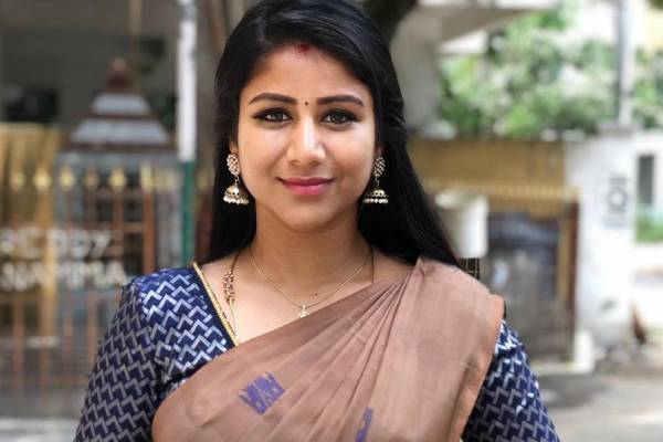 ஆல்யாவுடன் சேர்ந்து ட்ரெண்டிங் பாடலுக்கு வைப் செய்த மகள்.. இறுதியில் நடந்ததை பாருங்க | Alya Manasa And Daughter Trending Song Reel Video