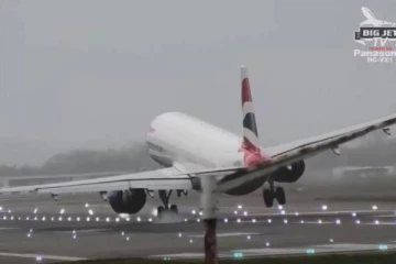 கடுமையான புயல் காற்றுக்கு மத்தியில் தள்ளாடியபடி தரையிறங்கிய விமானம்: பிரித்தானியாவில் நடந்த பரபரப்பு சம்பவம்